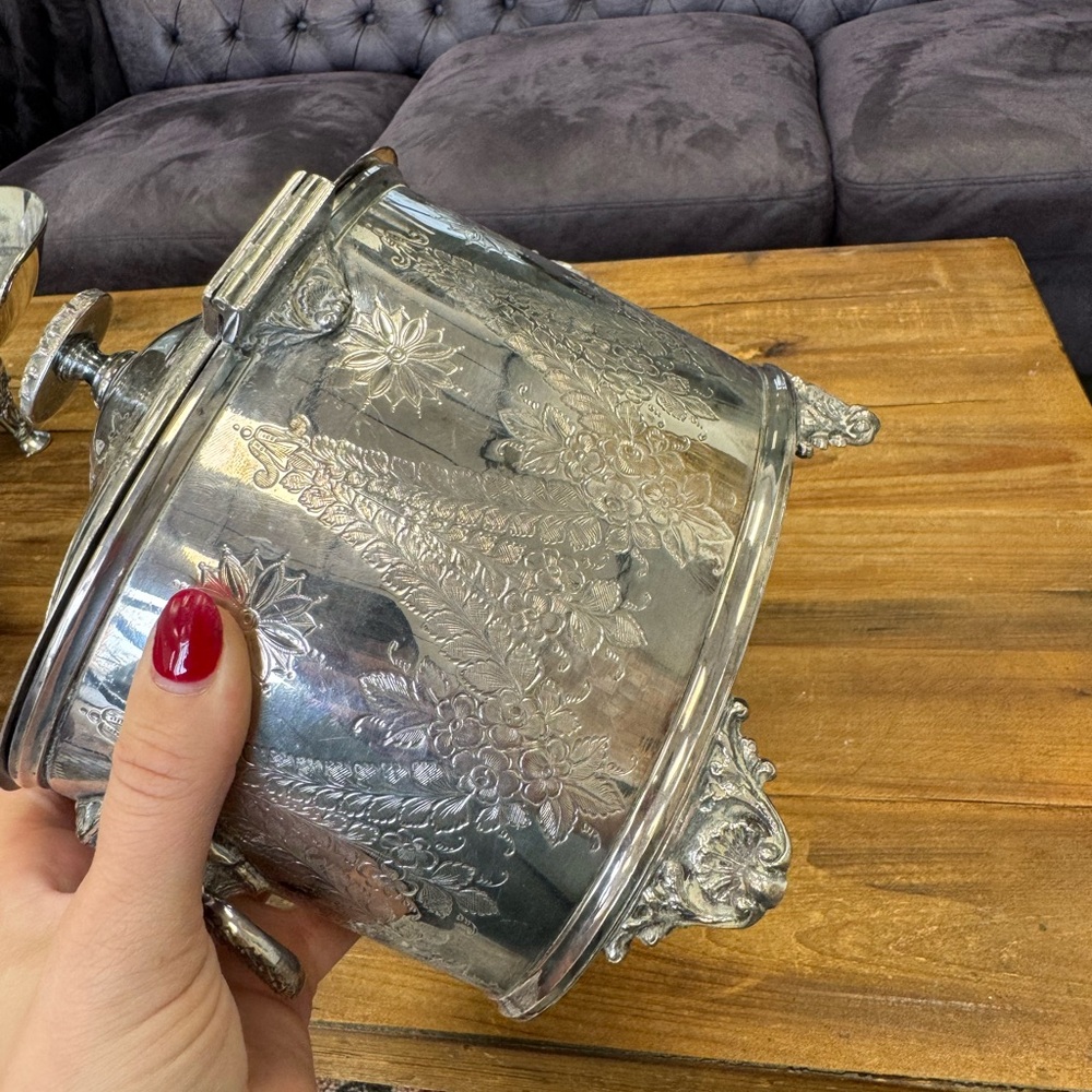 Stunning silver plated large footed bisc box with lions - Picture 10 of 17
